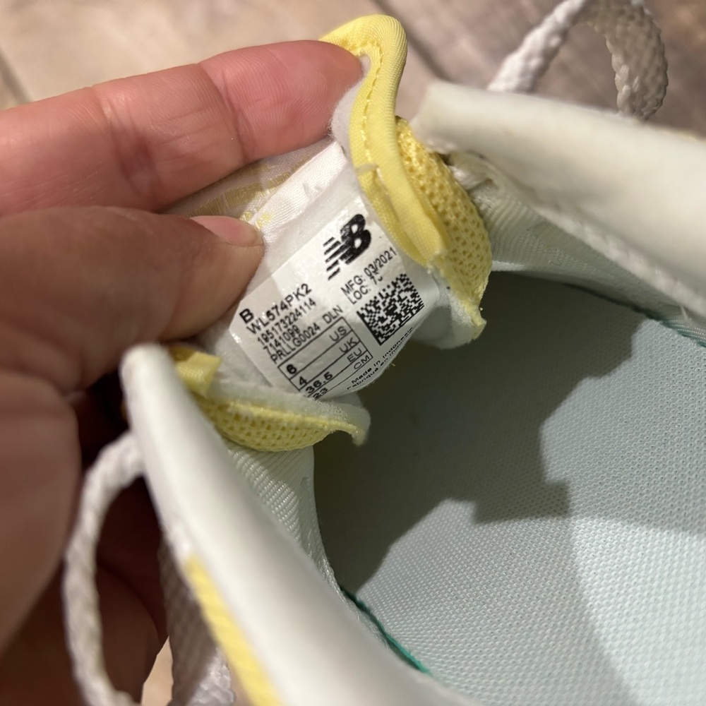NEW BALANCE WMNS 574. Yellow 'LEMON HAZE' Size 6 - Picture 7 of 7